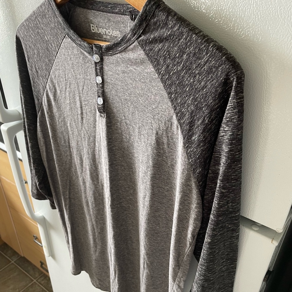 (NWT!) Men’s Bluenotes Grey Mid Sleeve Tee With Button - Size Medium M/M